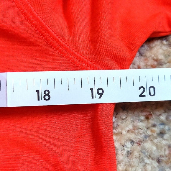 4 for $30 🌈 Under Armor Women's Heat Gear size med - Picture 7 of 7